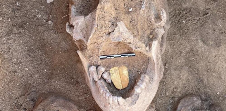 Una momia egipcia con la lengua de oro