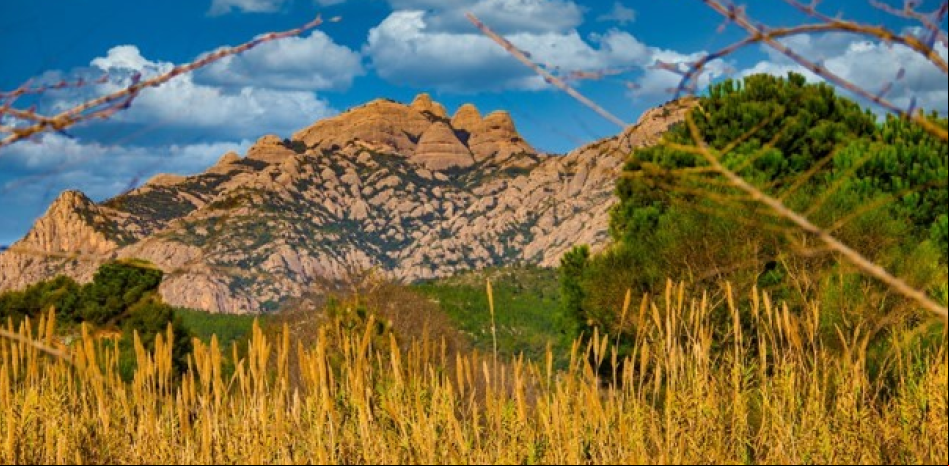 Paseo por Olesa con Montserrat de fondo