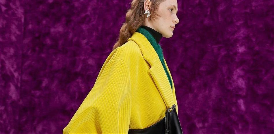 Raf Simons y Miucca Prada presentan en Milán una nueva versión del bolso más deseado del 2020