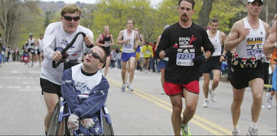 Muere Dick Hoyt, el padre que corrió 32 maratones junto a su hijo tetrapléjico