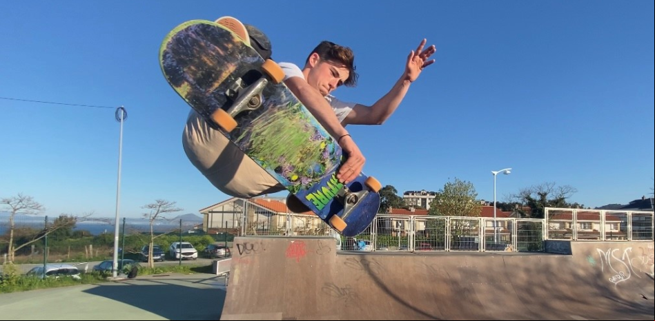 Volando con el skate en Castro Urdiales