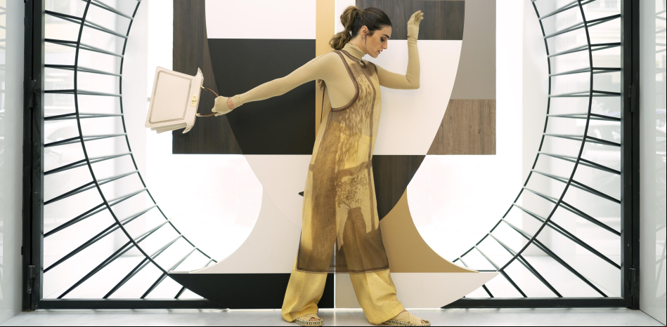 Olivia Molina muestra cómo lucir los bolsos de Fendi reinventados por Kim Jones