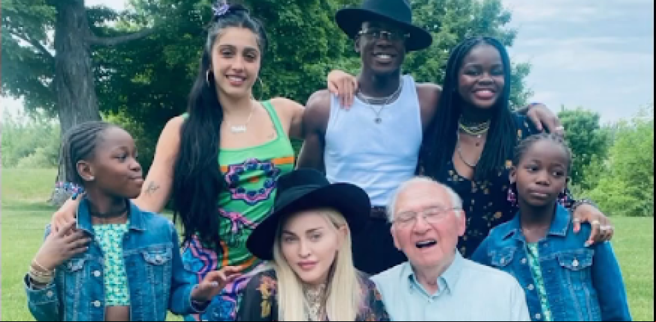 Instagram de los famosos: Madonna reúne a su prole para los 90 años de su padre