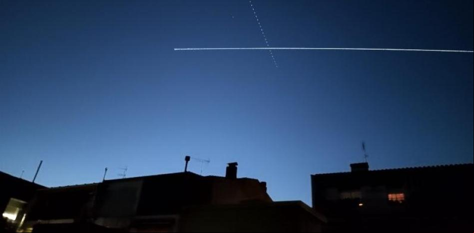 Cruce de caminos en el cielo entre un avión y la Estación Espacial Internacional