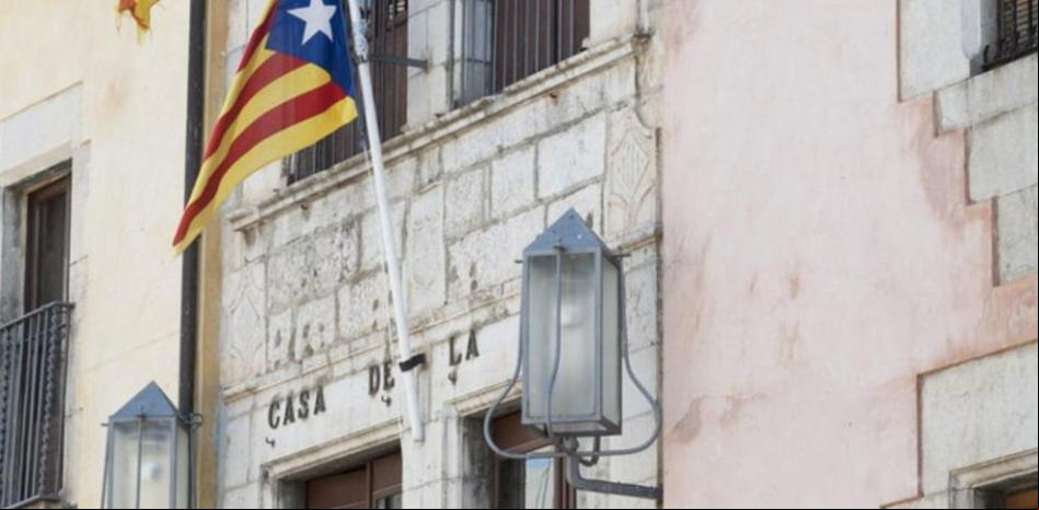 La Junta Electoral obliga al Ayuntamiento de Manlleu a retirar la estelada del balcón