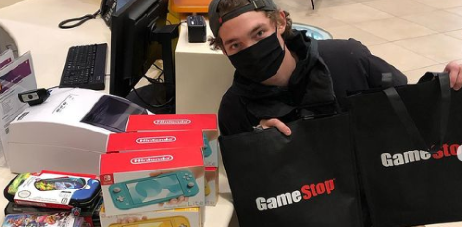 Un joven beneficiado por las acciones de GameStop compra consolas para un hospital infantil