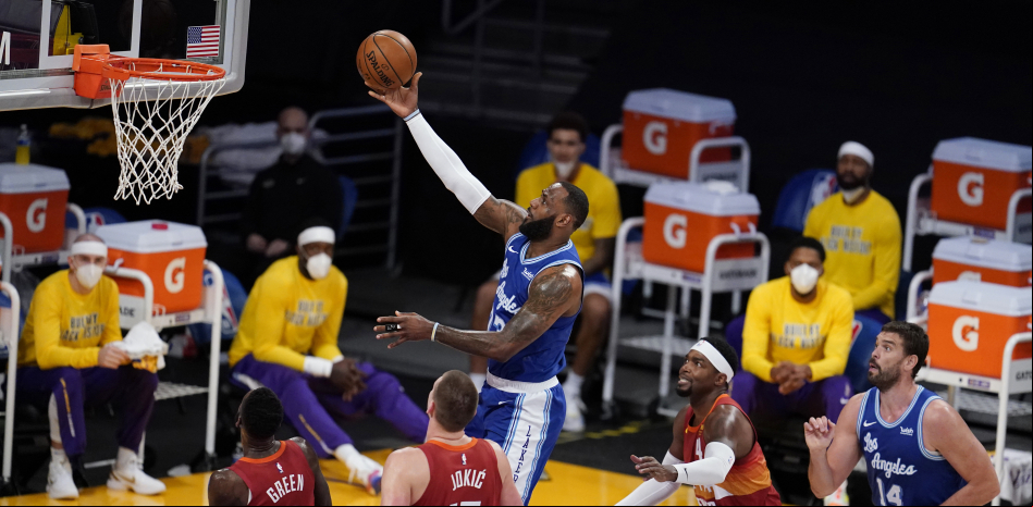Los Lakers apabullan a Denver y LeBron supera a Chamberlain