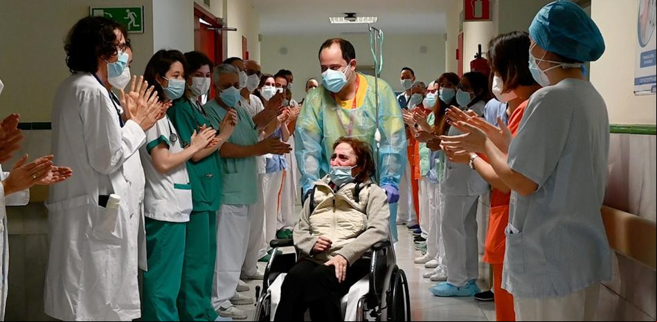 El Gregorio Marañón da el alta a una paciente ingresada durante 10 meses por covid
