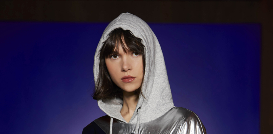 Custo sorprende en Nueva York con su primer fashion film y su moda festiva y empoderadora