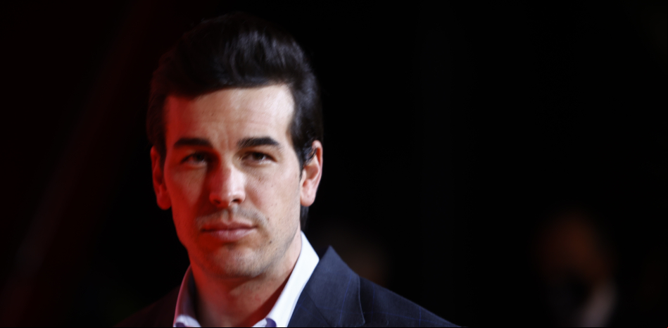 Primera imagen de Mario Casas en el rodaje de Los hombres de Paco