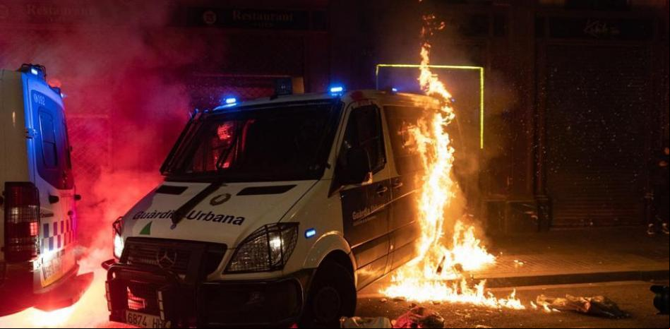 Los manifestantes queman un furgón con un agente dentro