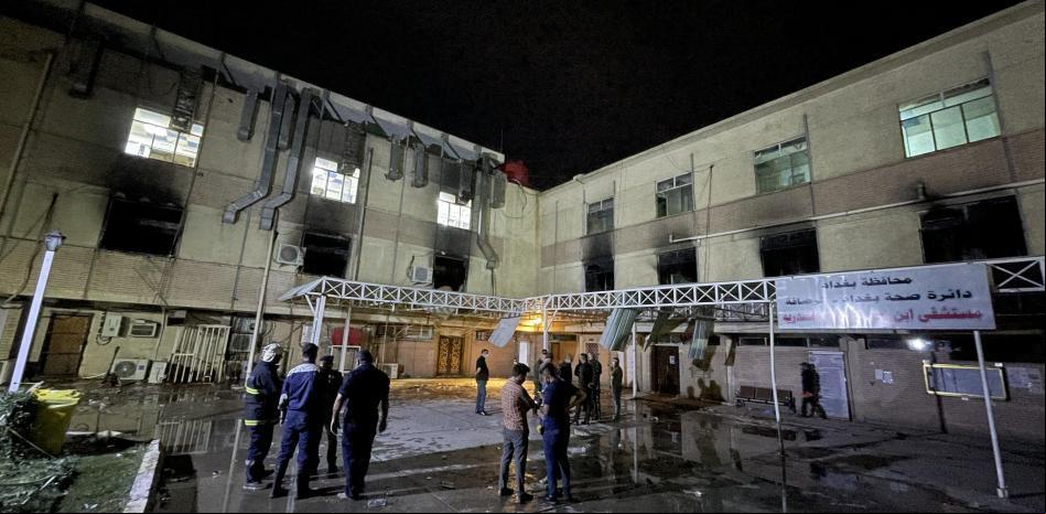 Un incendio en un hospital de Bagdad asfixia a docenas de pacientes de Covid intubados