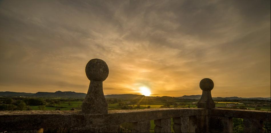 Intenso atardecer con polvo sahariano en Osona