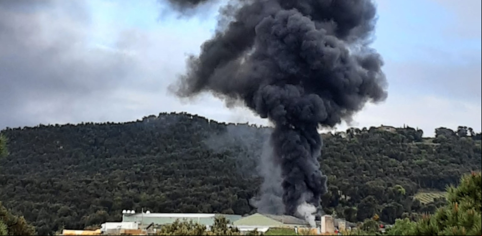 Controlado el espectacular incendio en una empresa de piscinas en Agullana