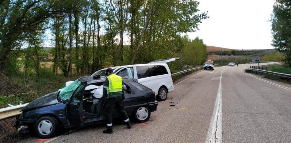 Dos muertos y tres heridos en un accidente de tráfico en Almazán Dos muertos y tres heridos en un accidente de tráfico en Almazán