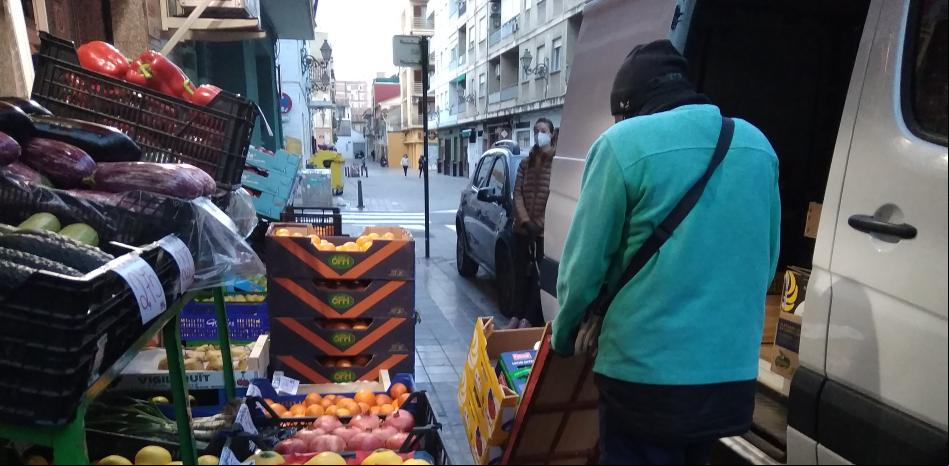 Dinero, comida o un billete avión: ayudas del comercio local de València a afectados por la crisis
