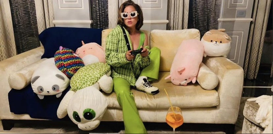 Lady Gaga revoluciona las redes con un vídeo llorando mientras lanza flores a sus fans