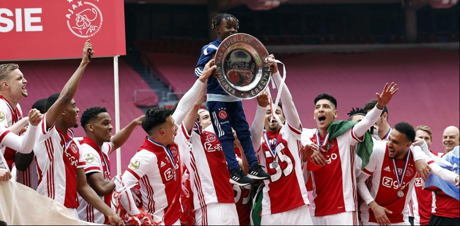 El Ajax funde el trofeo de la Eredivisie para repartirlo entre sus aficionados