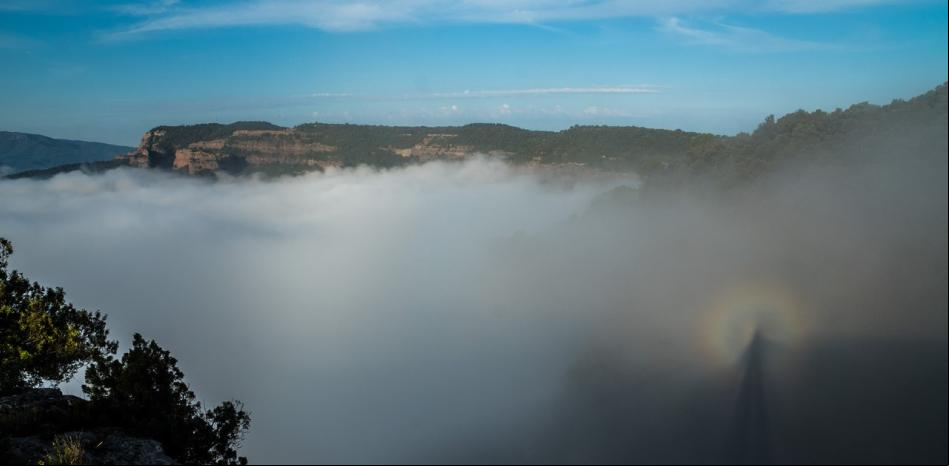 Espectro de Brocken entre la niebla en Sau