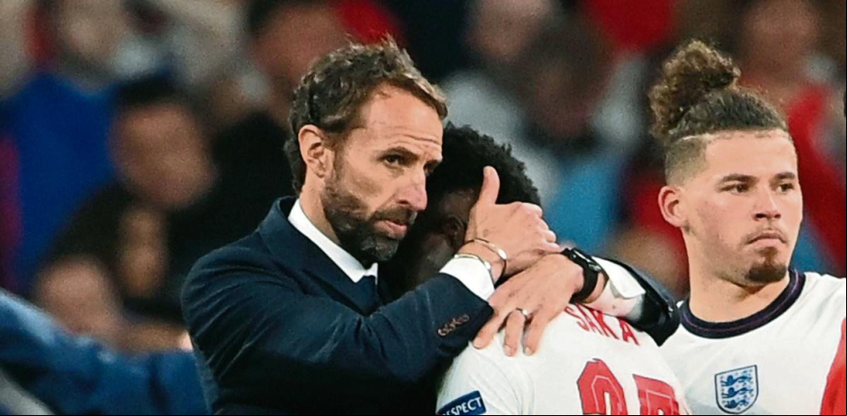 Saka, Rashford y Sancho reciben insultos racistas y Boris Johnson sale en su defensa