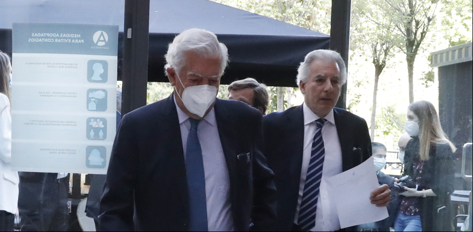 Álvaro Vargas Llosa presenta a su nueva pareja libanesa, Nada Chedid, a Isabel Preysler
