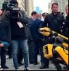 Un perro robot de la policía atrapa a un delincuente pero es abatido por los disparos del criminal