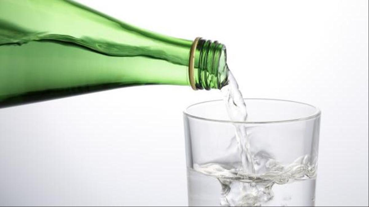 Un hombre sufre quemaduras internas tras beber agua con gas embotellada