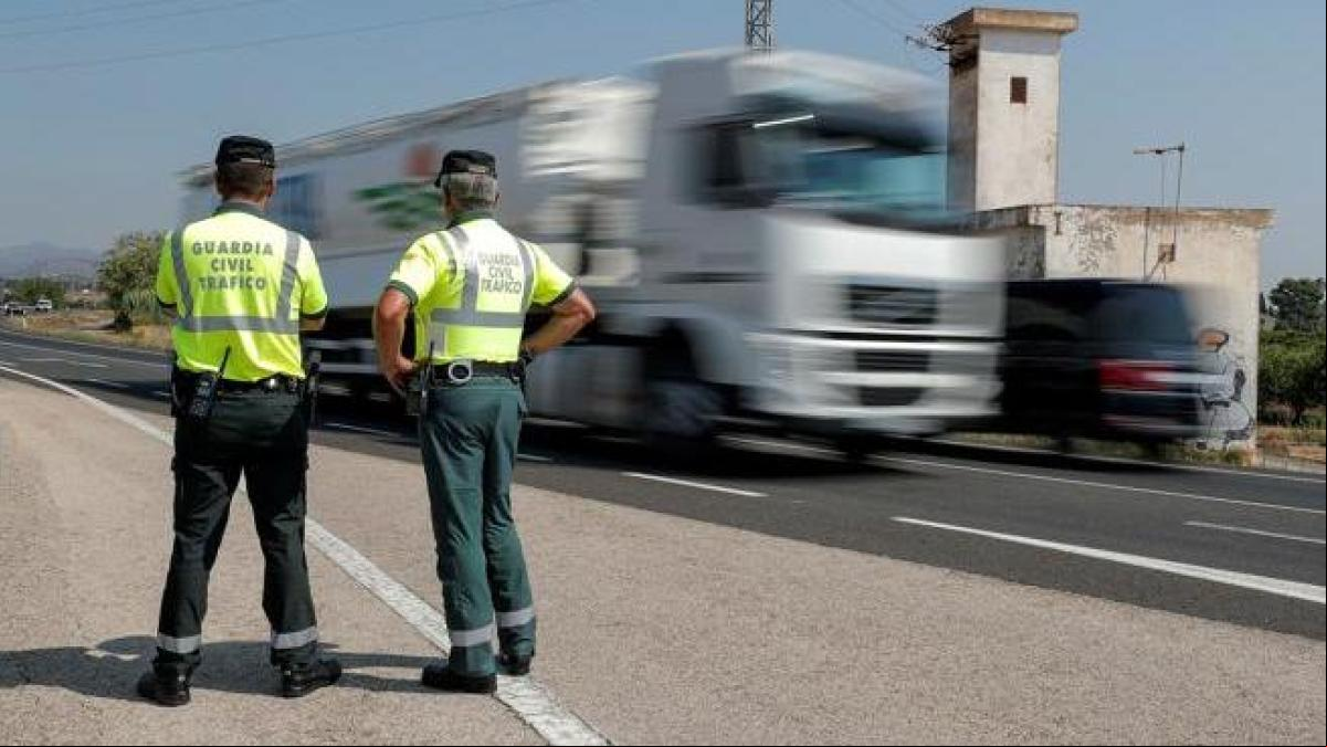 “Todos los días se juegan la vida haciendo su trabajo”: el testimonio de esta guardia civil y este gruista puede cambiarte la forma de conducir