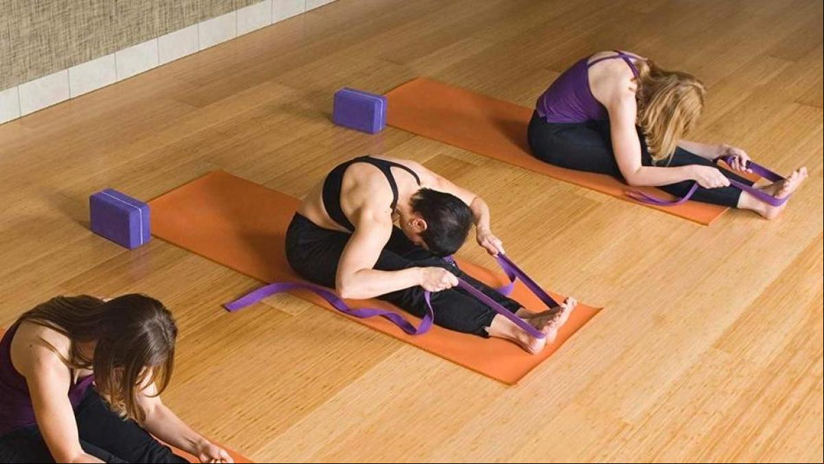 Iníciate en la práctica del yoga con estos productos imprescindibles: esterillas, mallas...