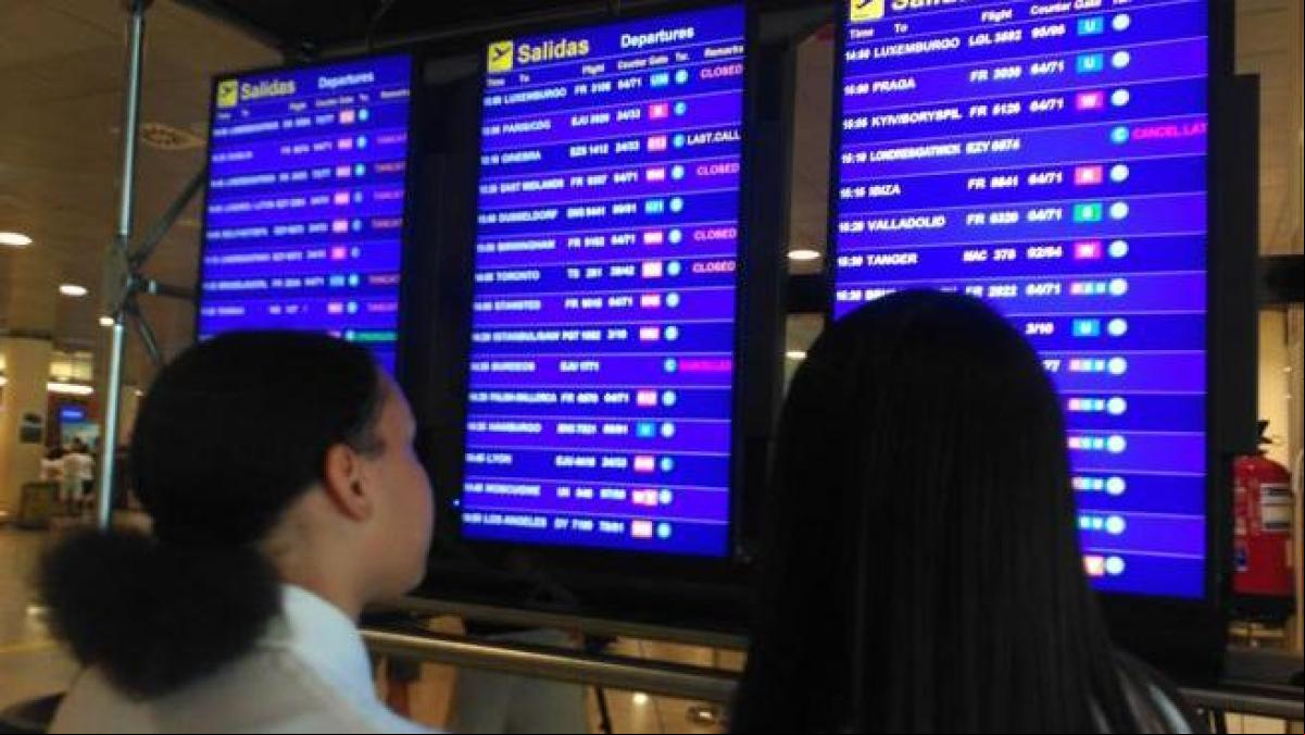 Una tormenta sobre el mar afecta a los vuelos con salida y llegada en el aeropuerto de El Prat