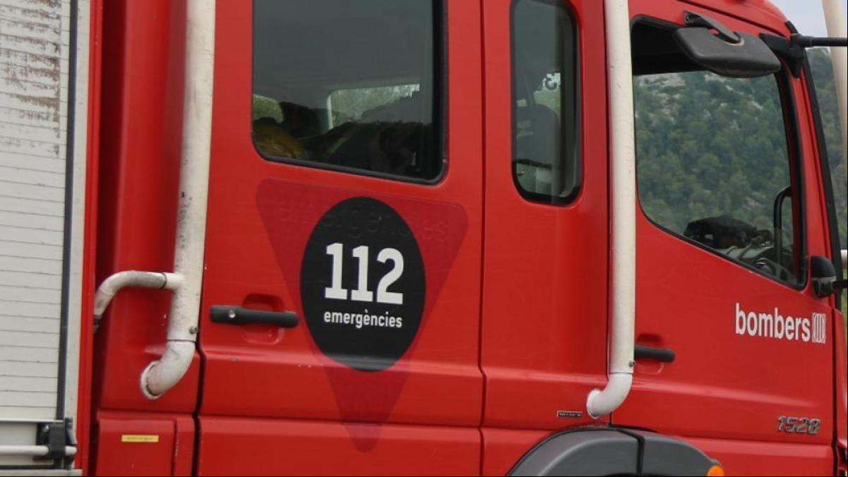 Un camión de mercancías peligrosas pierde 100 litros de gasoil en la A-22 en Almacelles