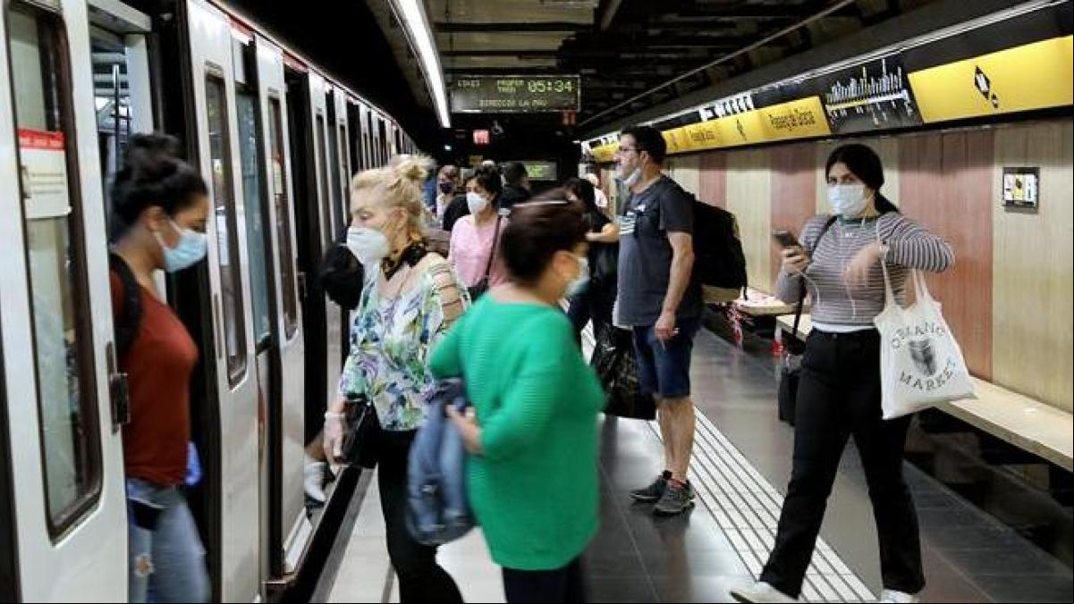 Un vigilante del metro en Barcelona pierde un ojo tras el puñetazo de un joven de 19 años en Poblenou