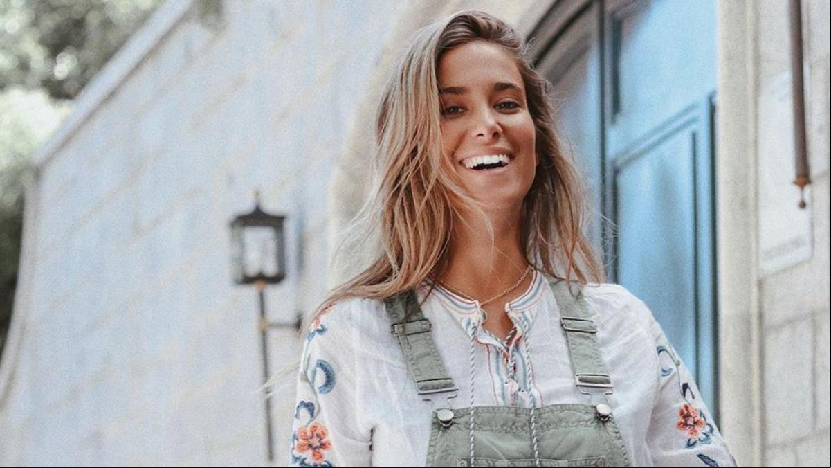 El peto vuelve con fuerza esta primavera: una alternativa al vaquero cómoda y estilosa