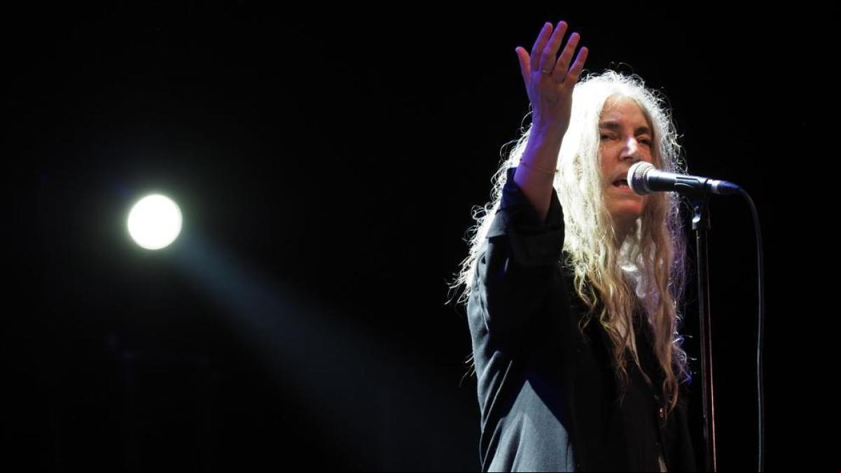 Patti Smith se desmaya durante un concierto y lo termina en silla de ruedas