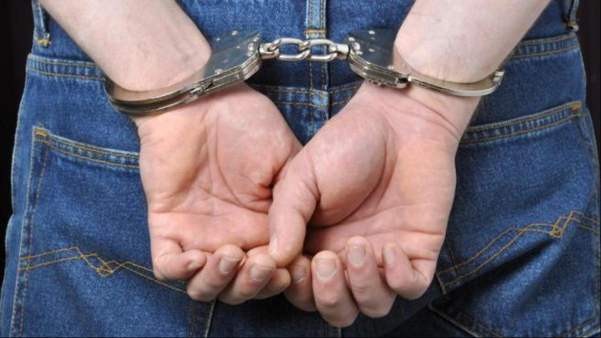 Roba la mochila de una mujer y más tarde entra en la casa de la dueña para robarle de nuevo