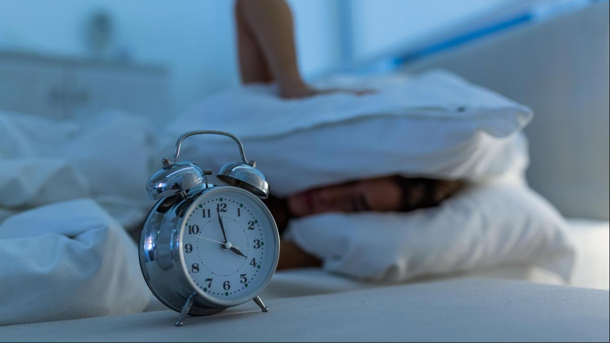 ¿Cómo se calcula la deuda de sueño y por qué no deberíamos quitarle tiempo al descanso?