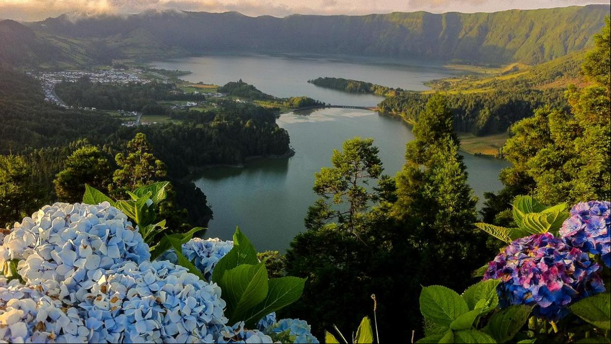 Azores, Costa Brava o Galicia para reservar una escapada low cost en primavera