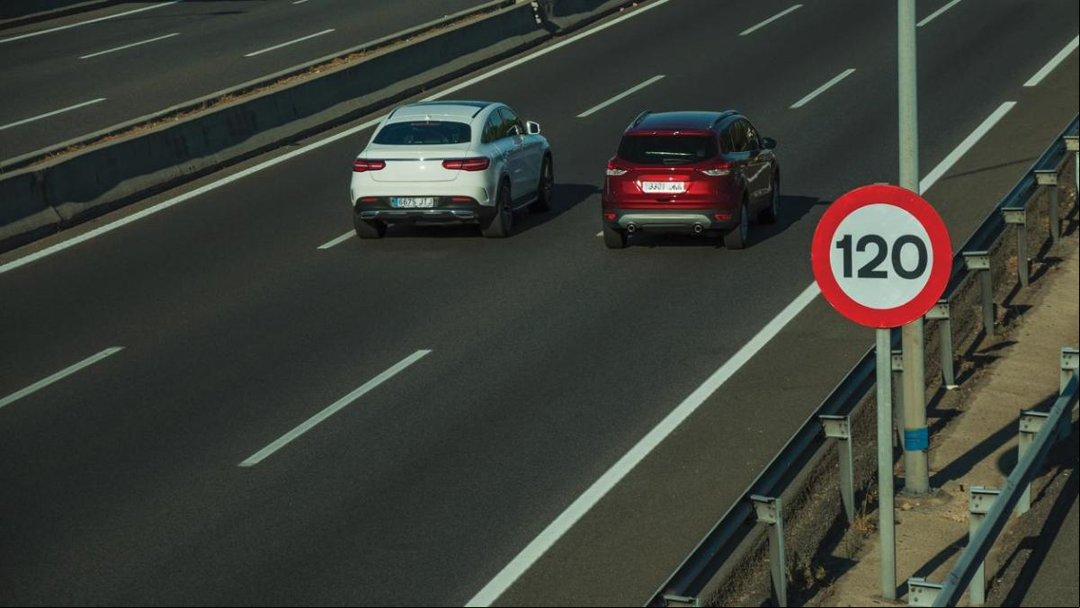 Si adelantas por la derecha en autopista, ¿te multan a ti o al que va lento por el carril de la izquierda?