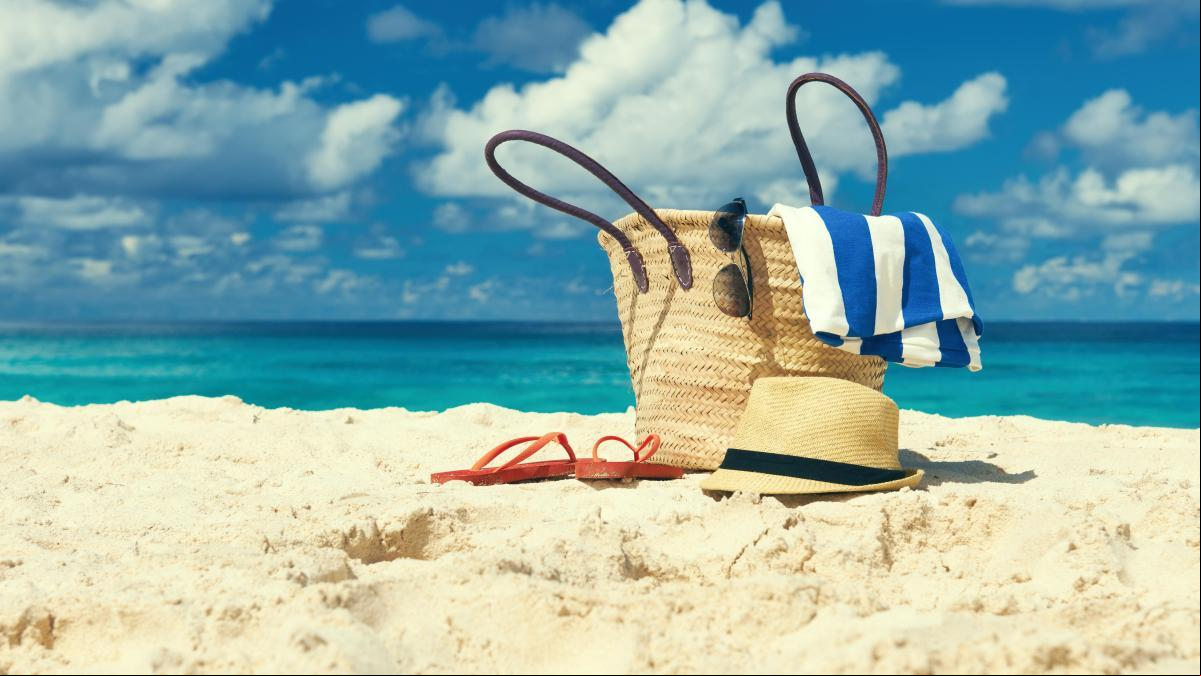 ¿Qué productos de belleza no deben faltar en tu bolsa de la playa?