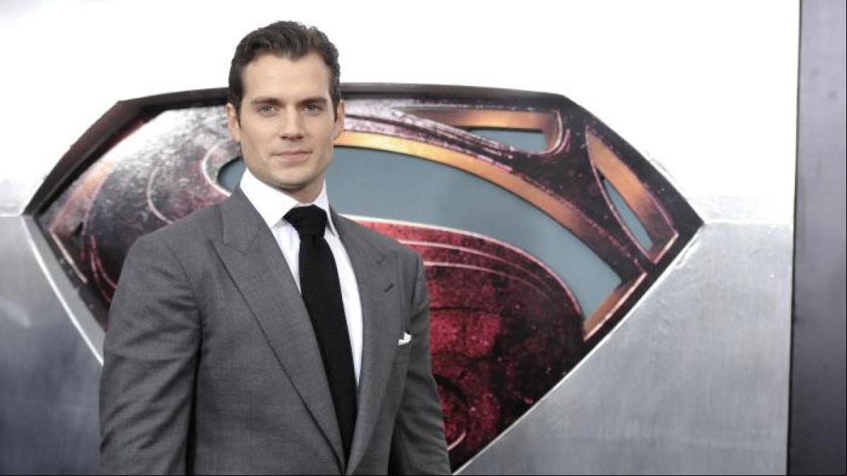 Henry Cavill, actor de Superman, disfruta de Galicia y se interesa por la compra de vacas de rubia gallega