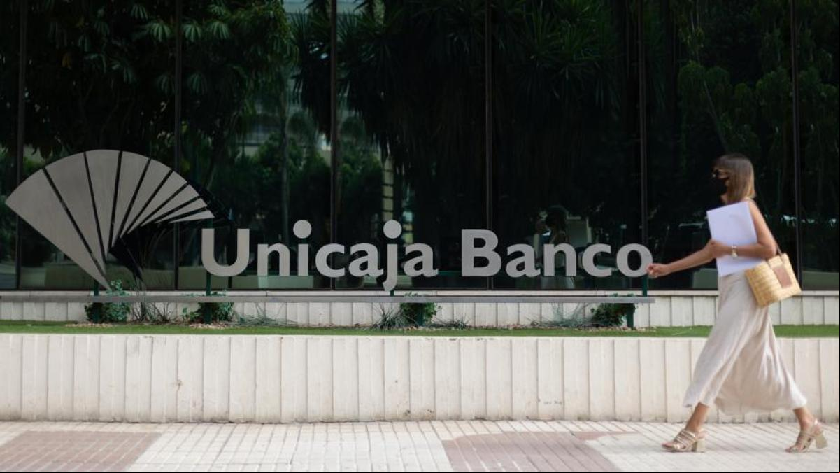 Unicaja propone un ERE para 1.500 trabajadores y el cierre de 400 oficinas