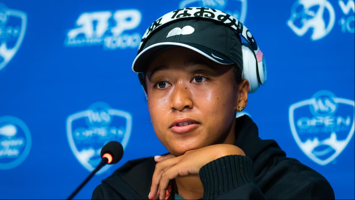 Osaka se vuelve a romper en su reaparición ante la prensa