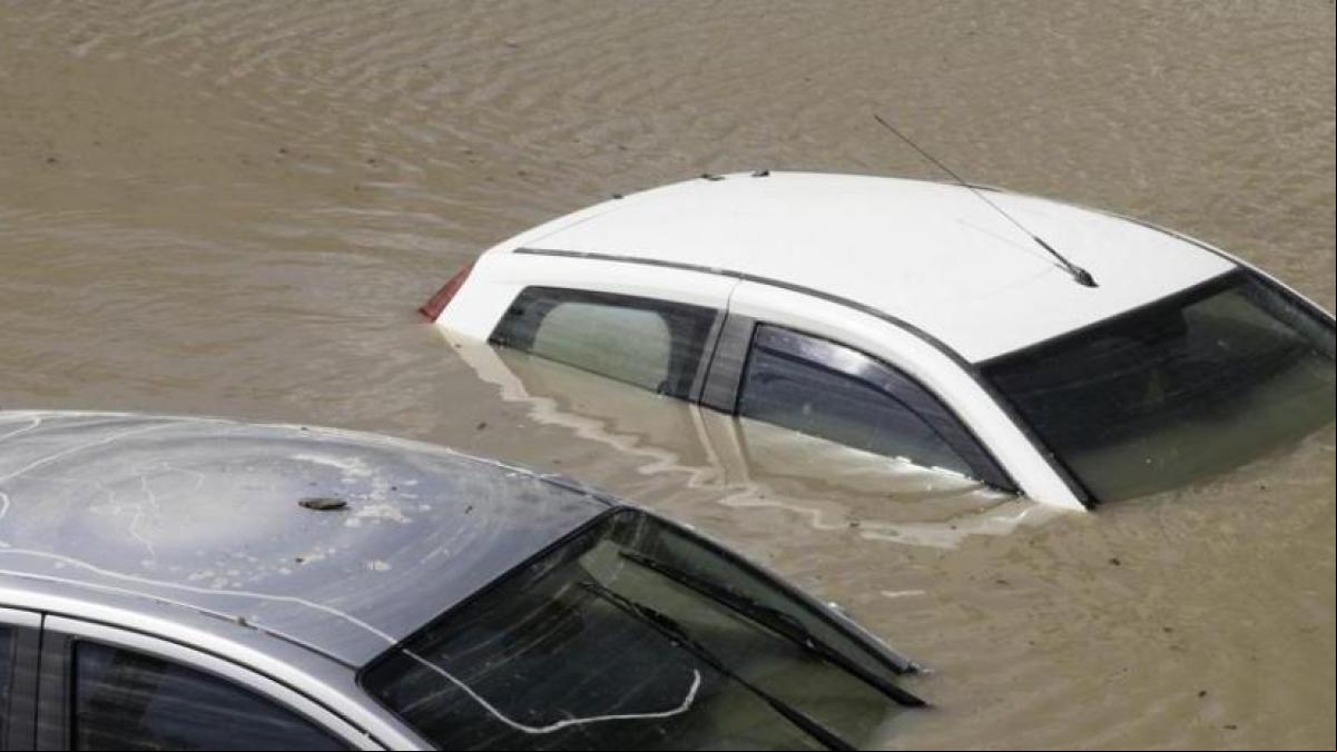 Rescatadas 7 personas de sus coches por la lluvia en Albacete: cómo actuar si te arrastra una riada
