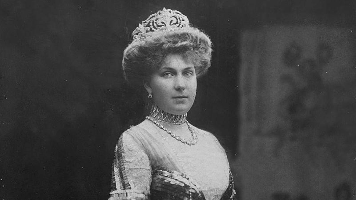 “Tenía muy claro que la familia real solo existe en función de su servicio al país”: Victoria Eugenia de Battenberg, la reina de España que soportó las infidelidades de Alfonso XIII de Borbón y se acabó separando en el exilio