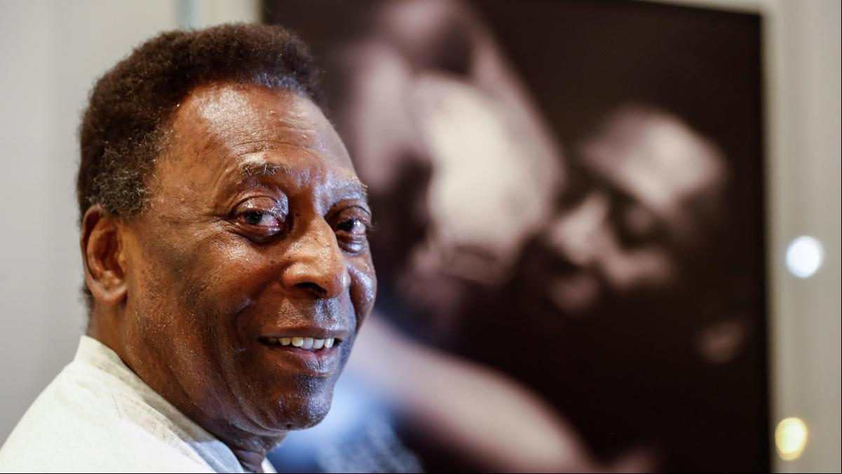 Pelé reaparece sonriente en el hospital