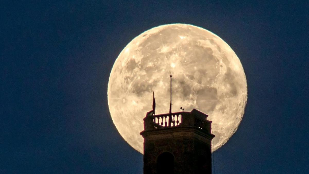 La luna de la ermita de Sant Sebastià