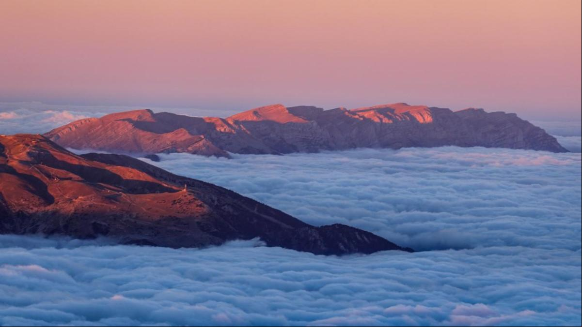 El Pedraforca y la sierra del Cadí-Moixeró flotando entre un mar de nubes