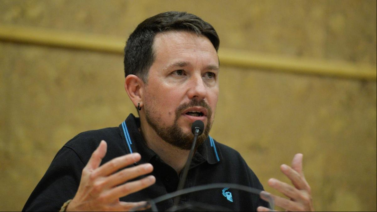 Pablo Iglesias cambia de imagen y aparece por primera vez con sus tres hijos