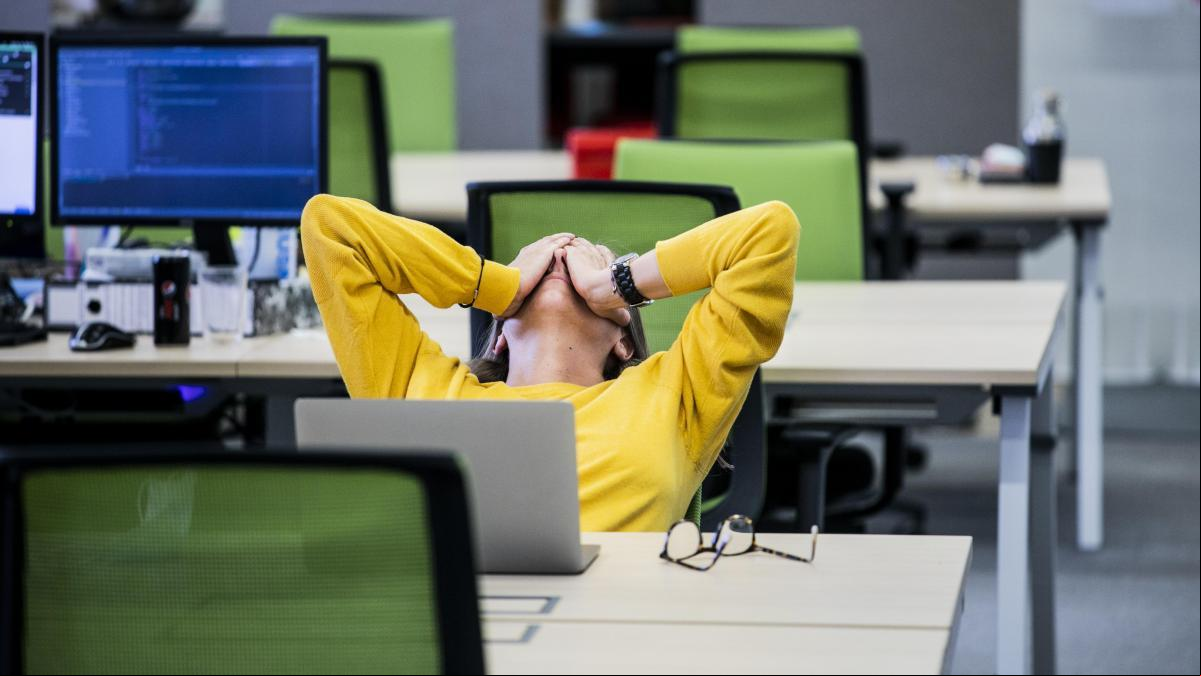 Un investigador de Harvard revela los 7 trabajos que generan más niveles de infelicidad: “Destruyen el estado de ánimo”