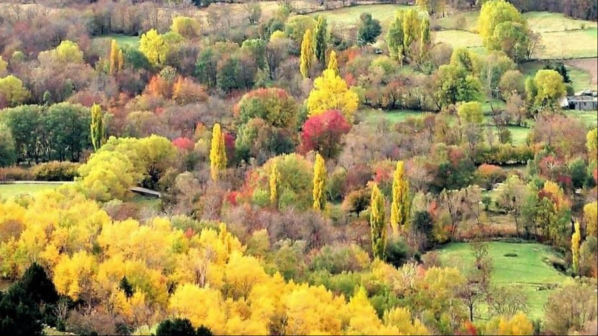 Conoce cómo es el paisaje otoñal en el pueblo a más altitud de Catalunya